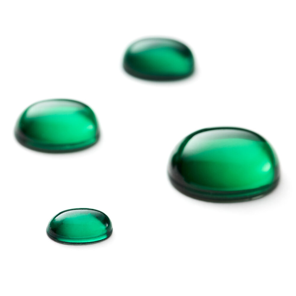 Syntetisk smaragd, oval cabochon 