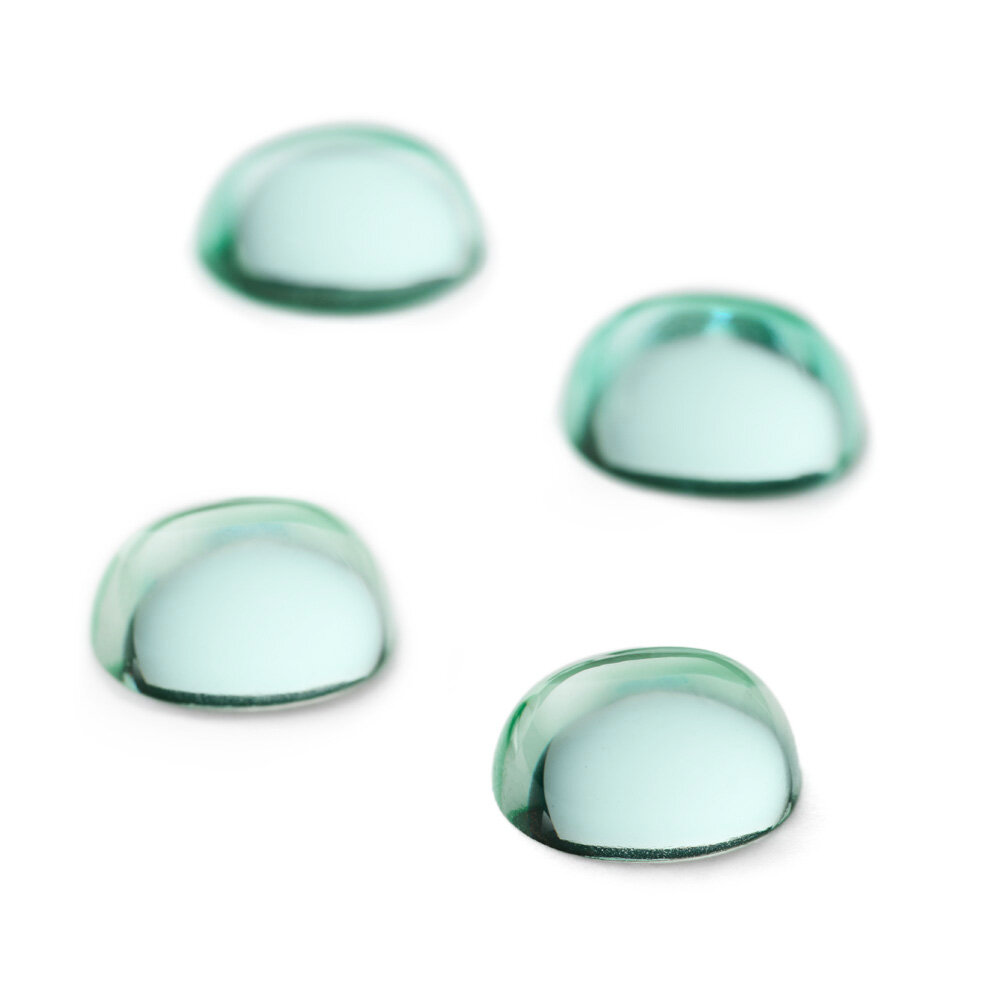 Syntetisk smaragd, oval cabochon, doublet, lys grøn 