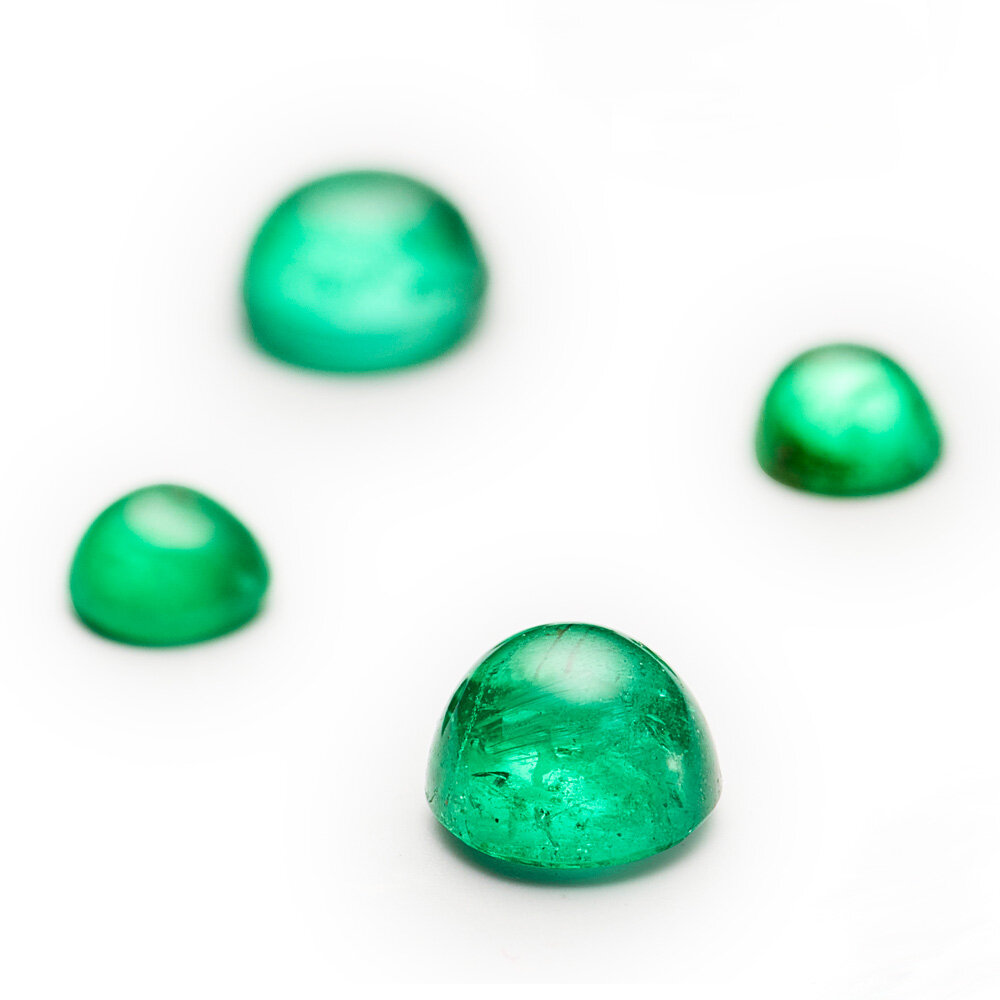 Emerald, round cabochon, 2.30-3.30 mm 