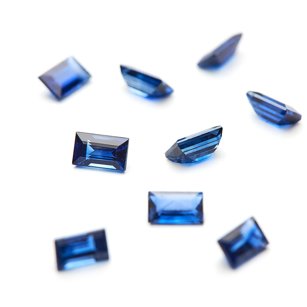 Blue sapphire, baguette, 3.80 x 2.30 mm 