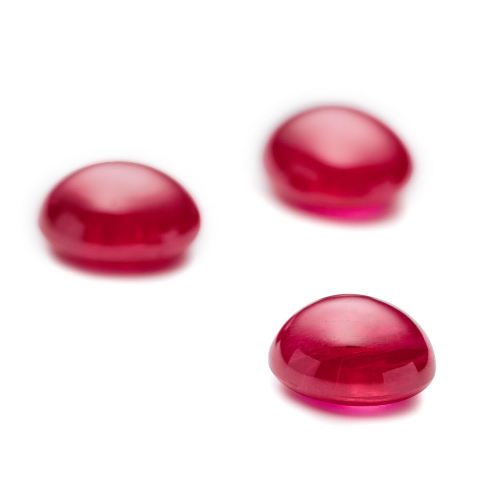 Ruby, oval cabochon, 6.70 x 4.70 mm 