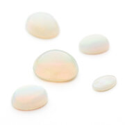 Opal vit, oval cabochon 