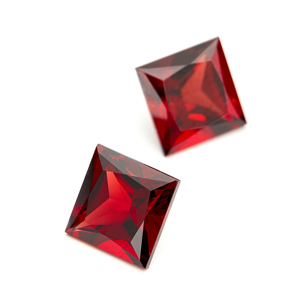 Garnet, princess cut, 8.00 x 8.00 mm 