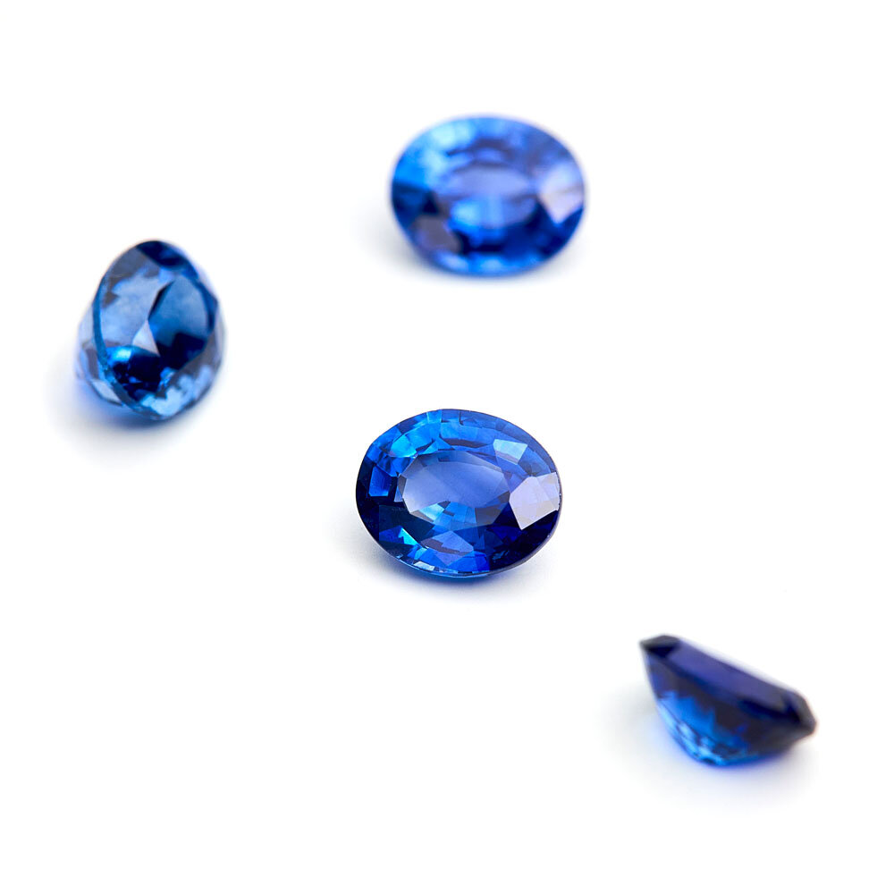 Blå safir, oval facet, 5,50 x 4,60 mm 