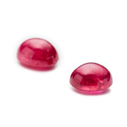 Rubin, oval cabochon, 5,50 x 4,40 mm