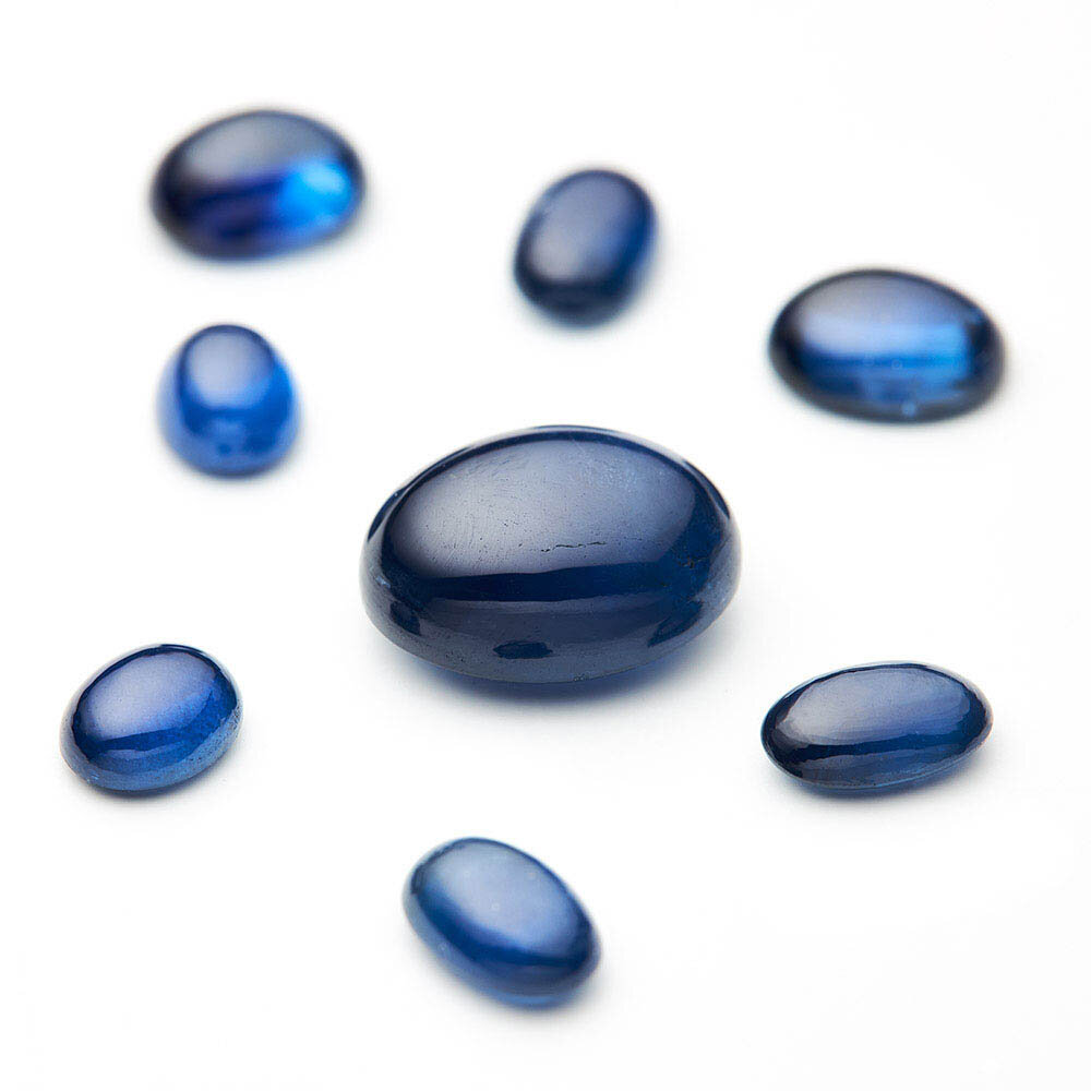 Blue sapphire, oval cabochon 