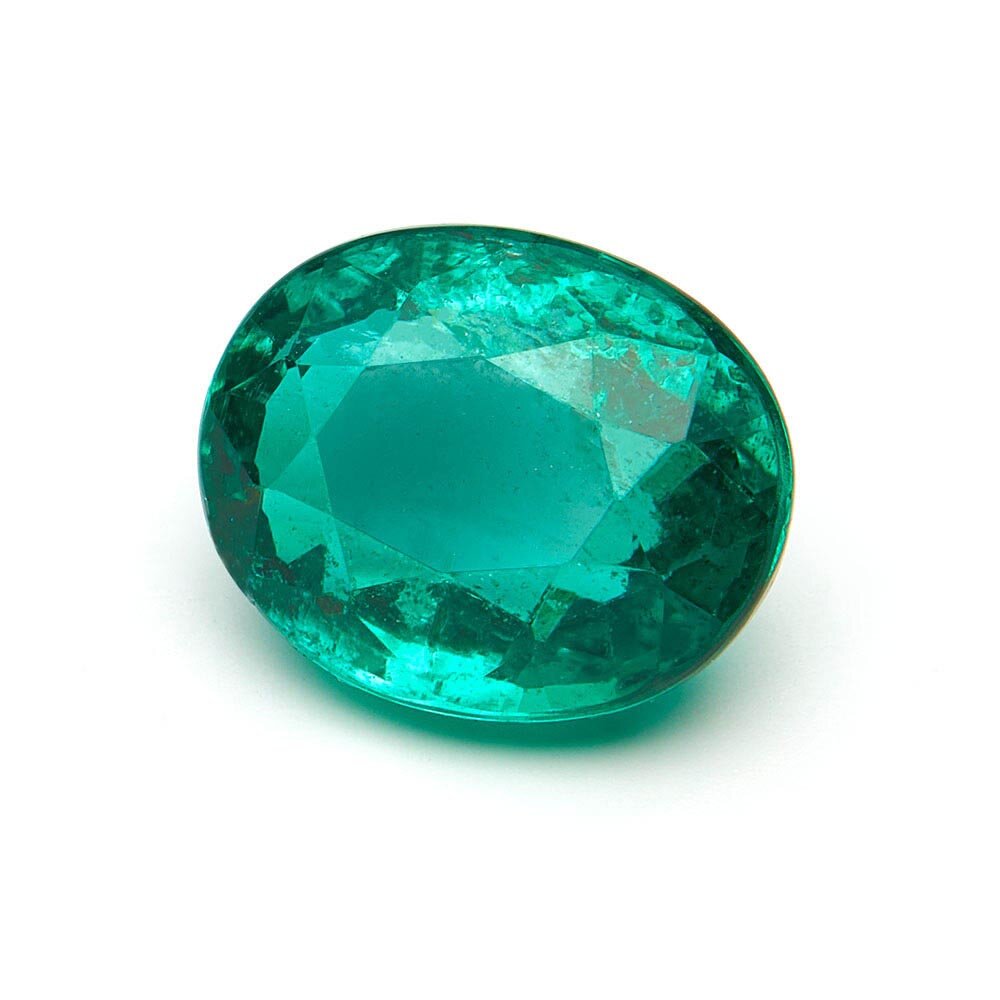 Emerald, oval diamond cut, 6.20 x 5.00 mm 