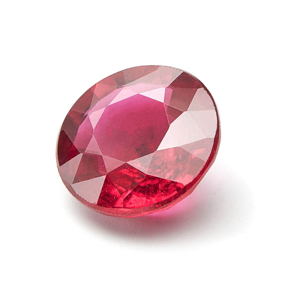 Ruby, brilliant cut, 5.20 - 5.40 mm 