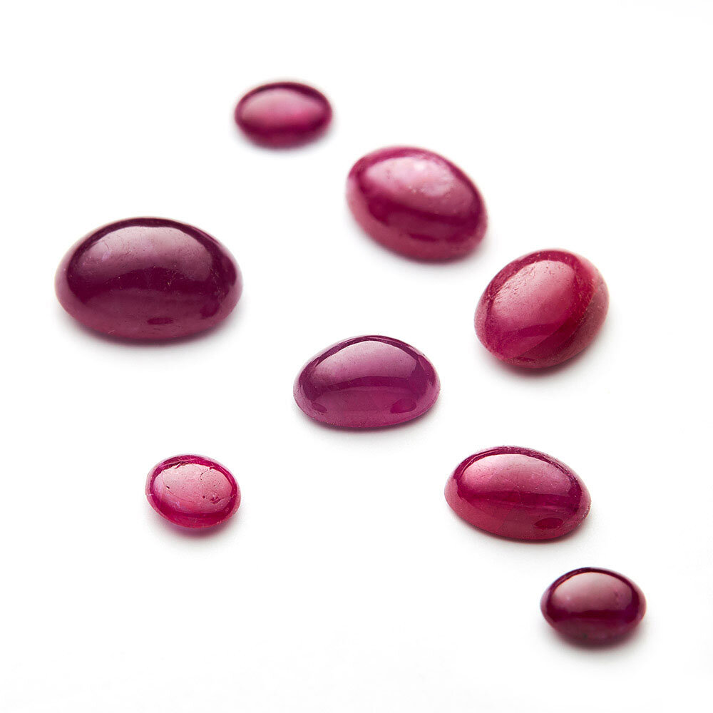 Rubin, oval cabochon 