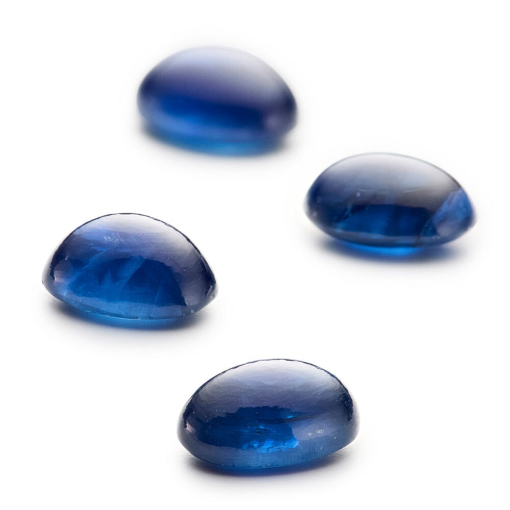 Blå safir, oval cabochon, +/-  8,00 x 6,00 mm 