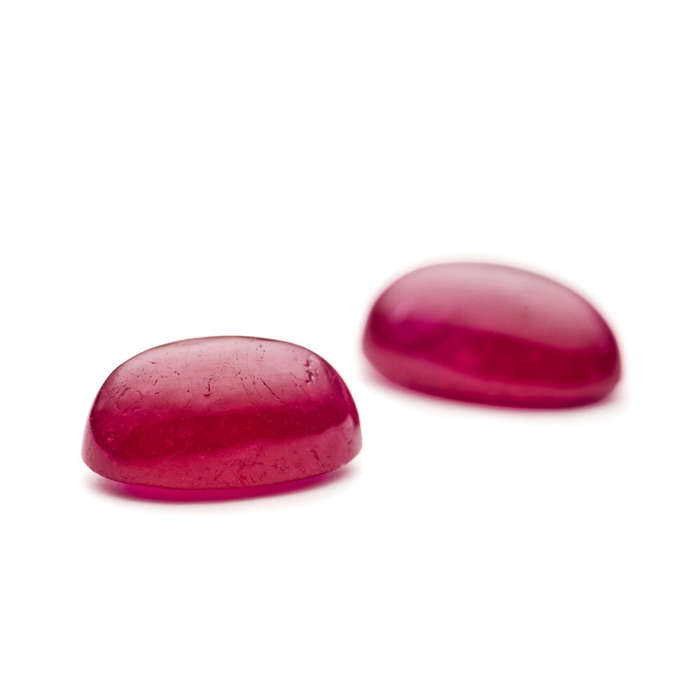 Ruby, oval cabochon, 6.20 x 4.20 mm 