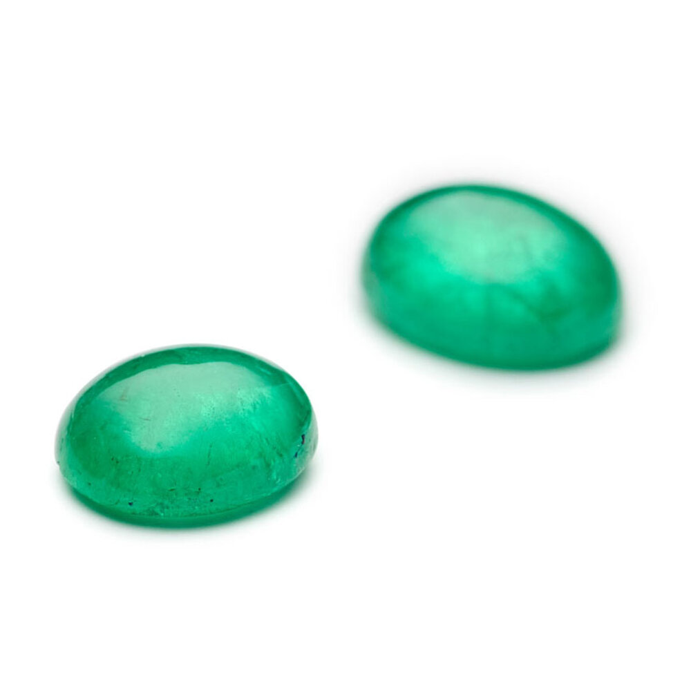 Smaragd, oval cabochon, 5,10 x 4,40 mm 