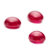 Rubin, oval cabochon, 6,70 x 4,70 mm